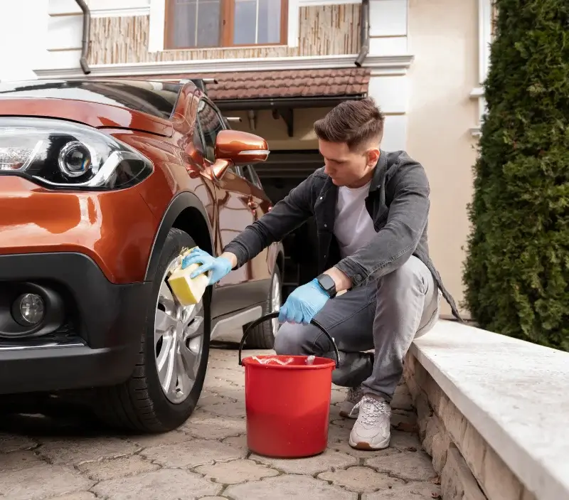 Lavage auto à domicile Murviel-lès-Montpellier : professionnel intervenant sur un véhicule